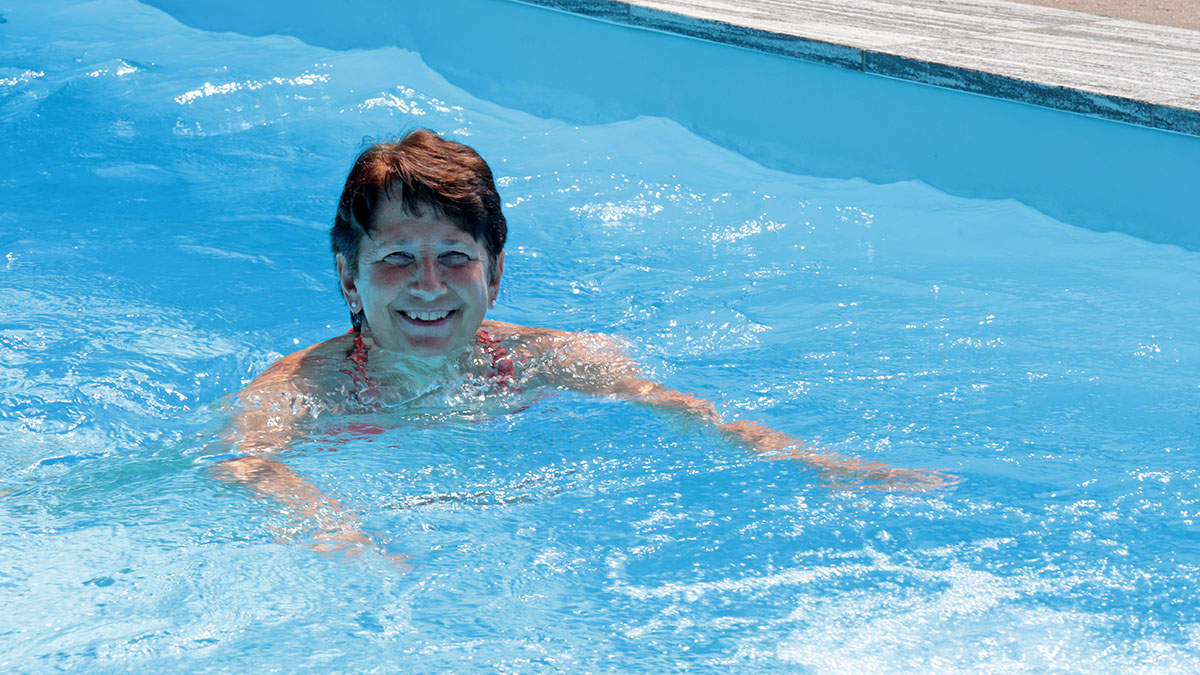 Gina Mom in het zwembad van pension Monteneu